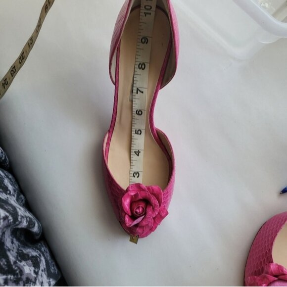 Oscar de la Renta Pink Snake w/ Flower Peddles heel - Picture 11 of 12